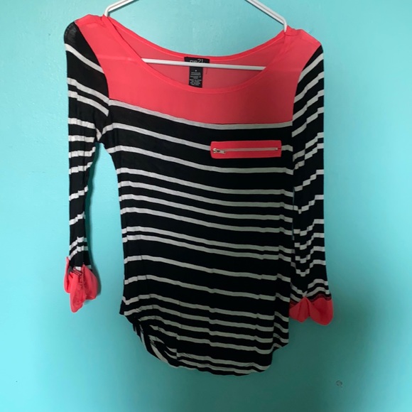 Nice Top - Picture 1 of 2